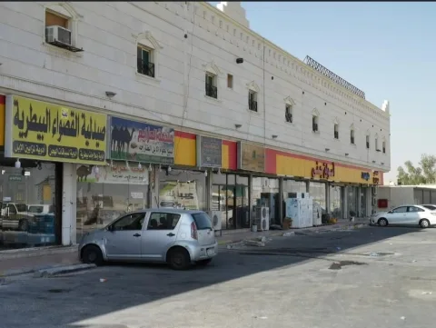 للبيع مجمع تجاري في طريق قطر