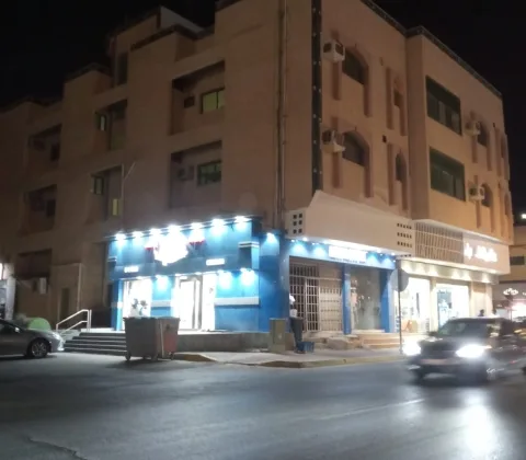 للبيع عماره تجارية في حي الراشدية + أرض تجارية + أرض سكنيه مجاورات للعمارة
