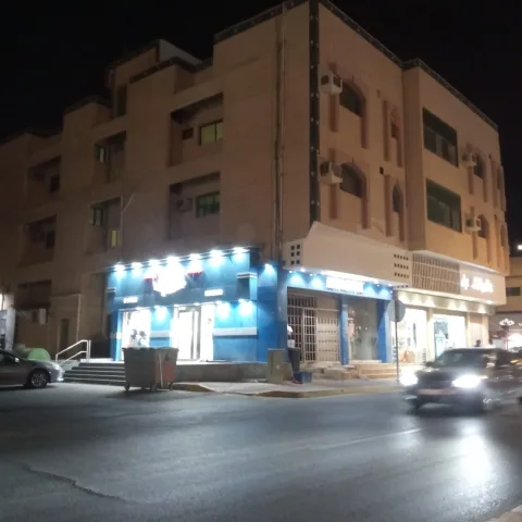 للبيع عماره تجارية في حي الراشدية + أرض تجارية + أرض سكنيه مجاورات للعمارة